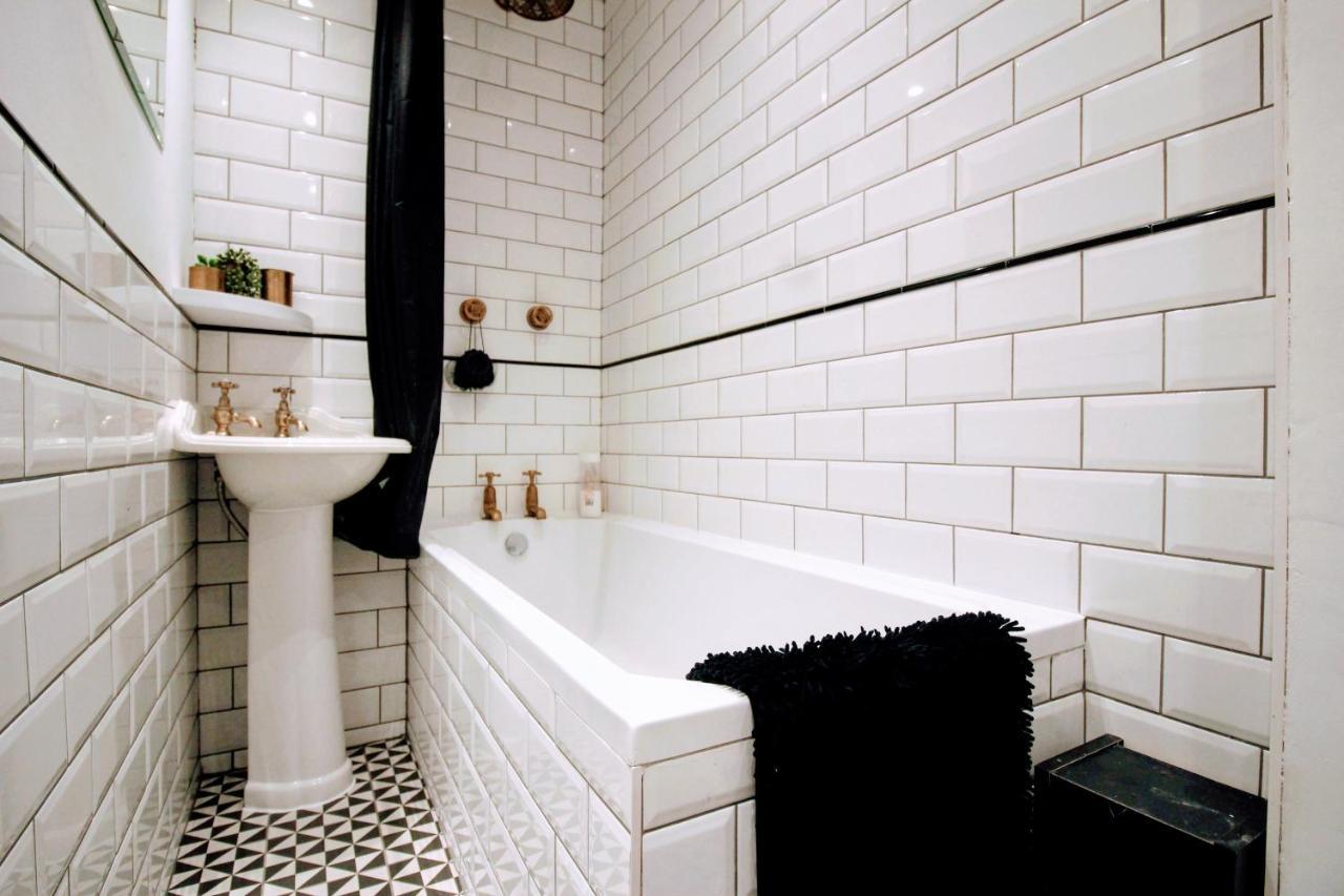 Traditional Victorian 2 Bed In Cobbled Street + Mod Cons - Full Home Лондон Экстерьер фото